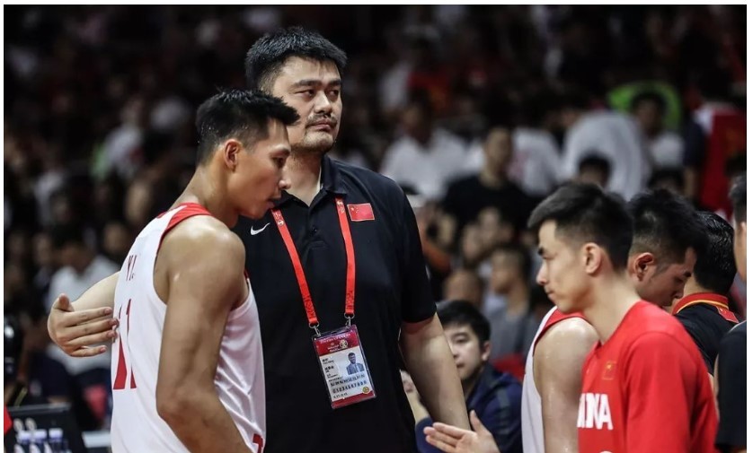 8日晚上的比赛,姚明在场边给易建联加油。新华社发 8日晚上的比赛,姚明在场边给易建联加油。新华社发