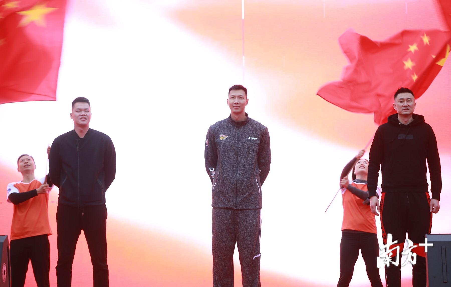 东莞市第二届市民运动会的快闪上,以易建联为首的宏远众将突然登台,唱响《我和我的祖国》。 东莞市第二届市民运动会的快闪上,以易建联为首的宏远众将突然登台,唱响《我和我的祖国》。