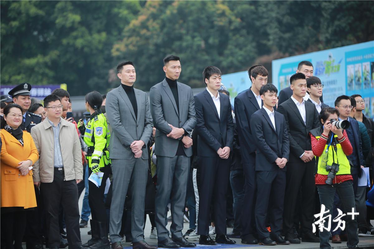 易建联等广东宏远篮球俱乐部成员参加在旗峰公园举行的2019年莞sir“骑”妙之旅警民互动活动。 易建联等广东宏远篮球俱乐部成员参加在旗峰公园举行的2019年莞sir“骑”妙之旅警民互动活动。