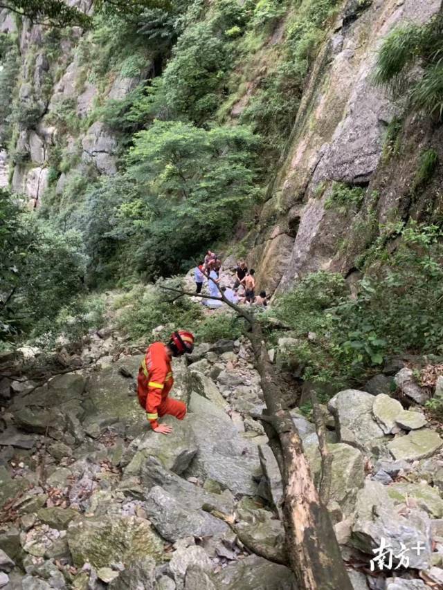 驴友掉落悬崖头部血流不止无法行走，韶关曲江消防火速救援。