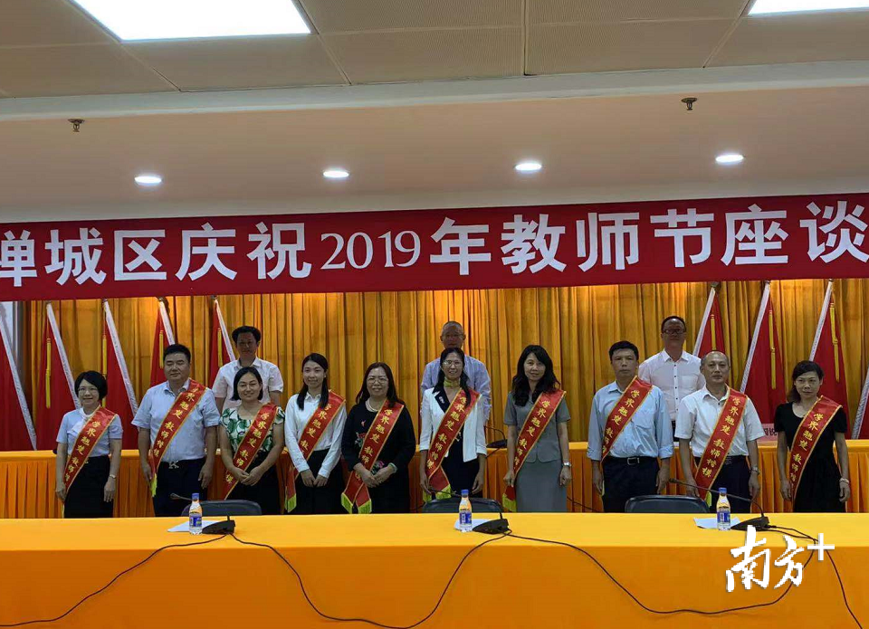 优秀教师代表。 李晓玲 摄