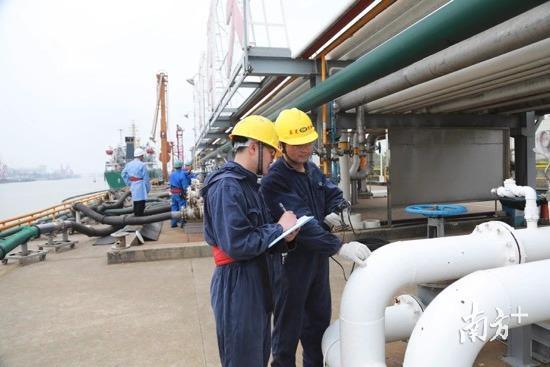 特检员在东莞立沙岛某危化品码头检测压力管道厚度、焊缝裂隙，以及安全阀、压力表、紧急切断阀等设备。