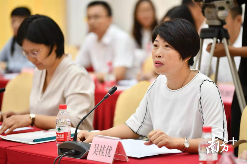 禅城区石湾镇街道明珠幼儿园园长吴桂优在会上发言。