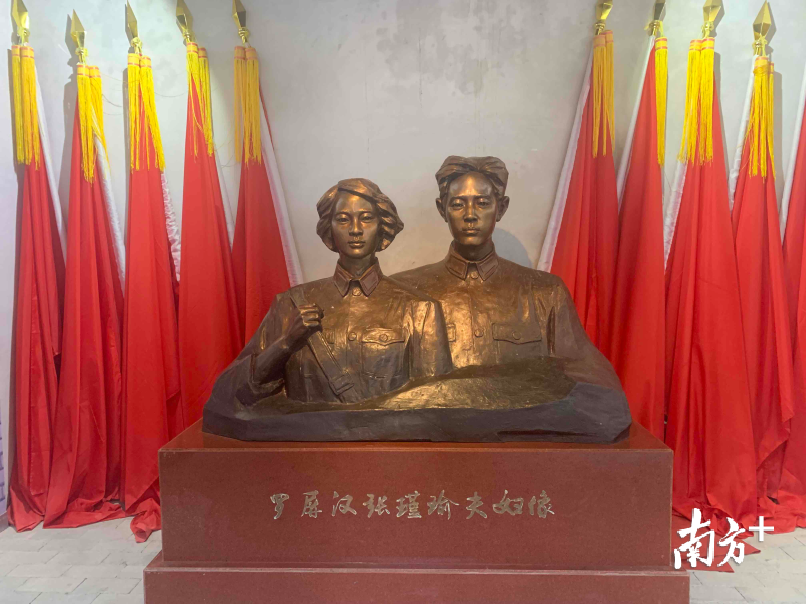 罗屏汉夫妇铜像。