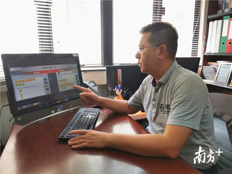 曹锡光在讲解“英雄地”教育科技平台。受访者供图 曹锡光在讲解“英雄地”教育科技平台。受访者供图