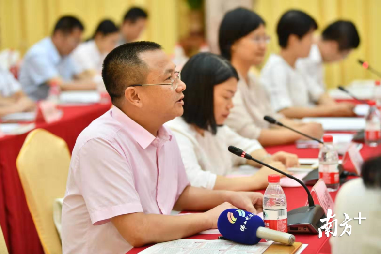 高明区更合中学校长区志明在会上发言。
