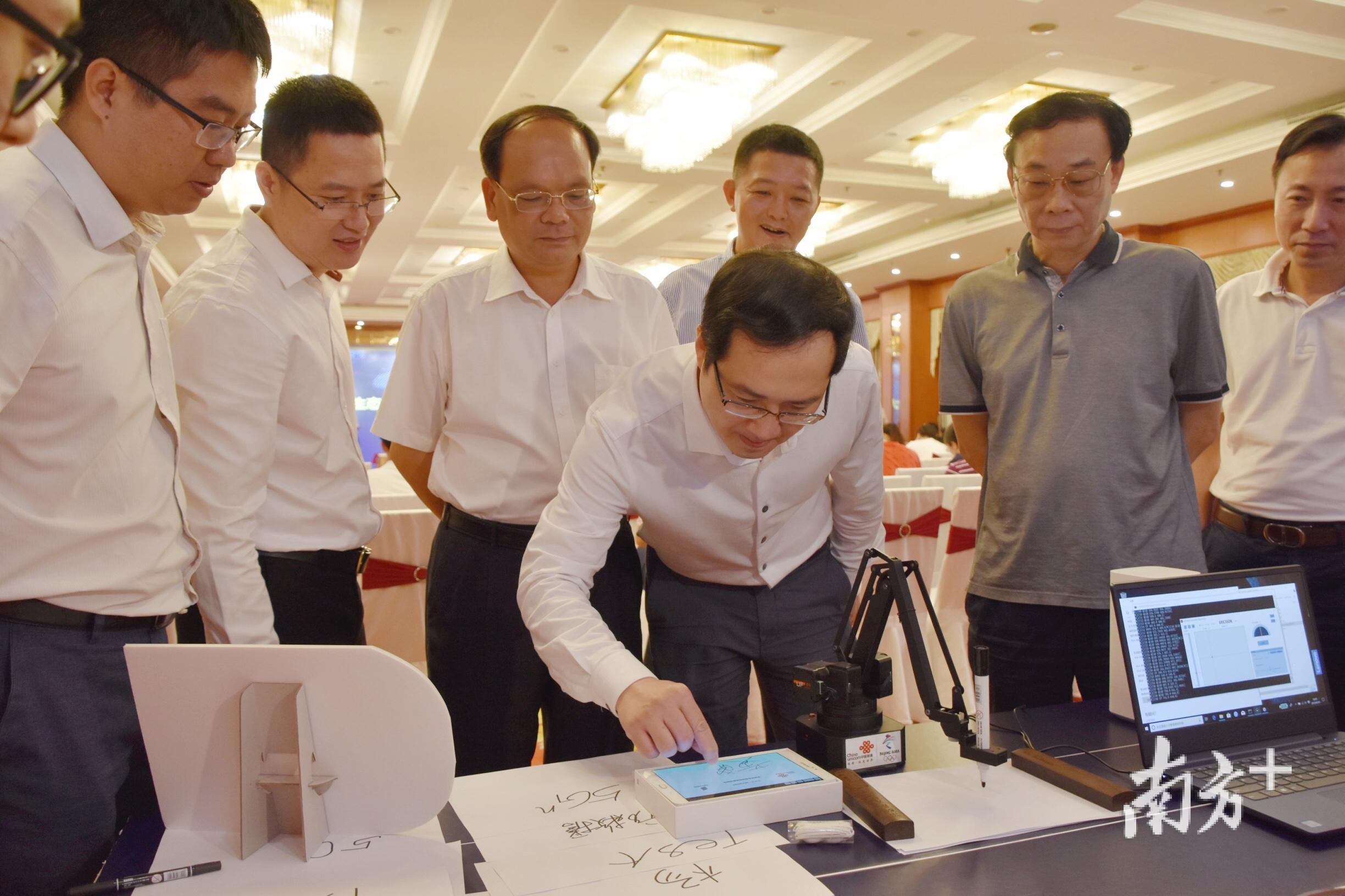 参观5G体验区 参观5G体验区