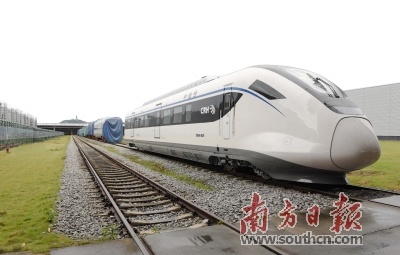由中车广东公司生产的和谐号CRH6型动车组，在全国城际轨道市场的占有率接近百分百。杨兴乐 摄