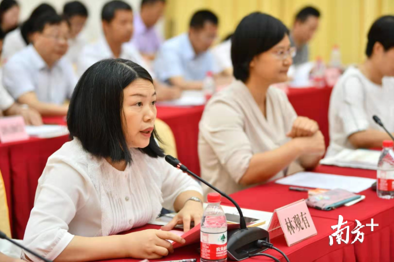 南海区大沥镇中心小学教导主任林观有在会上发言。