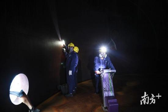 东莞立沙岛的化学品储存罐内，特检员使用设备仪器检查储存罐的各项指标。