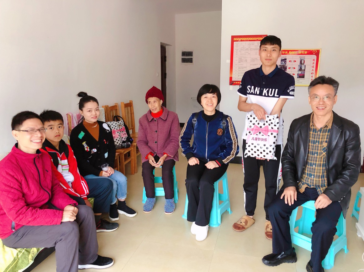  六一儿童节，“光荣团队”走村串户，慰问助学。