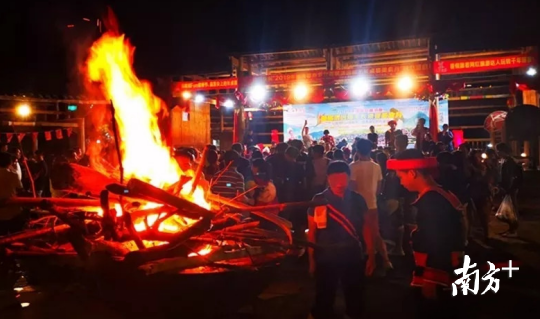 瑶山歌舞篝火晚会。 瑶山歌舞篝火晚会。