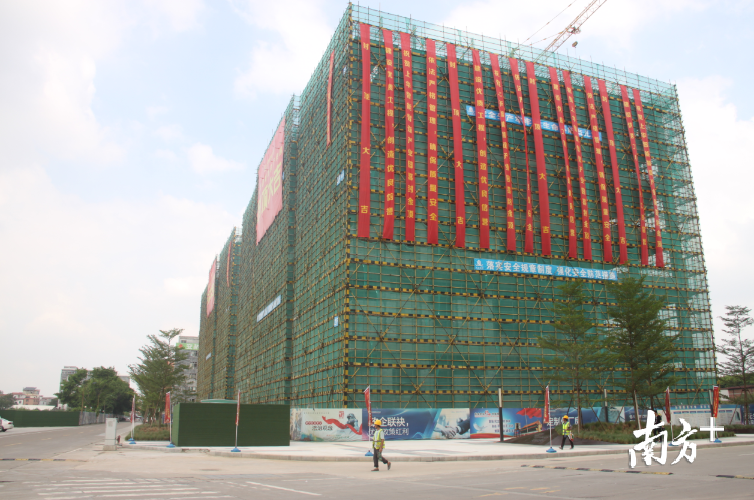 9月11日封顶的上华智能智造产业园A1、A2栋均为6层楼高的现代化厂房。南方+记者 欧阳少伟 摄 9月11日封顶的上华智能智造产业园A1、A2栋均为6层楼高的现代化厂房。南方+记者 欧阳少伟 摄