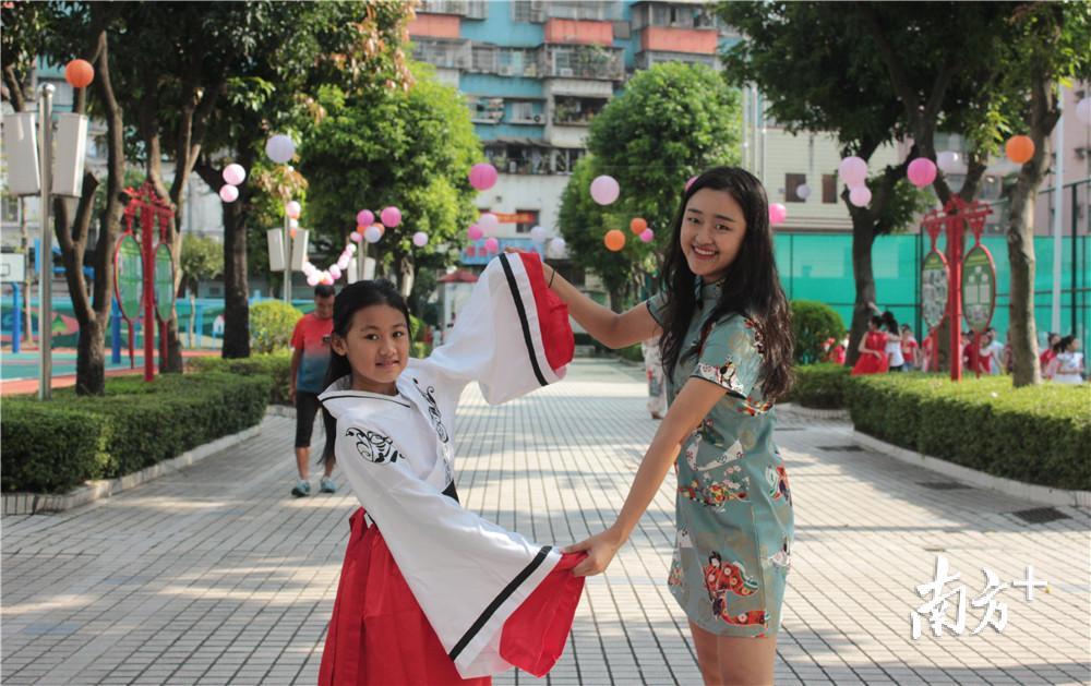 师生手拉手迎中秋。