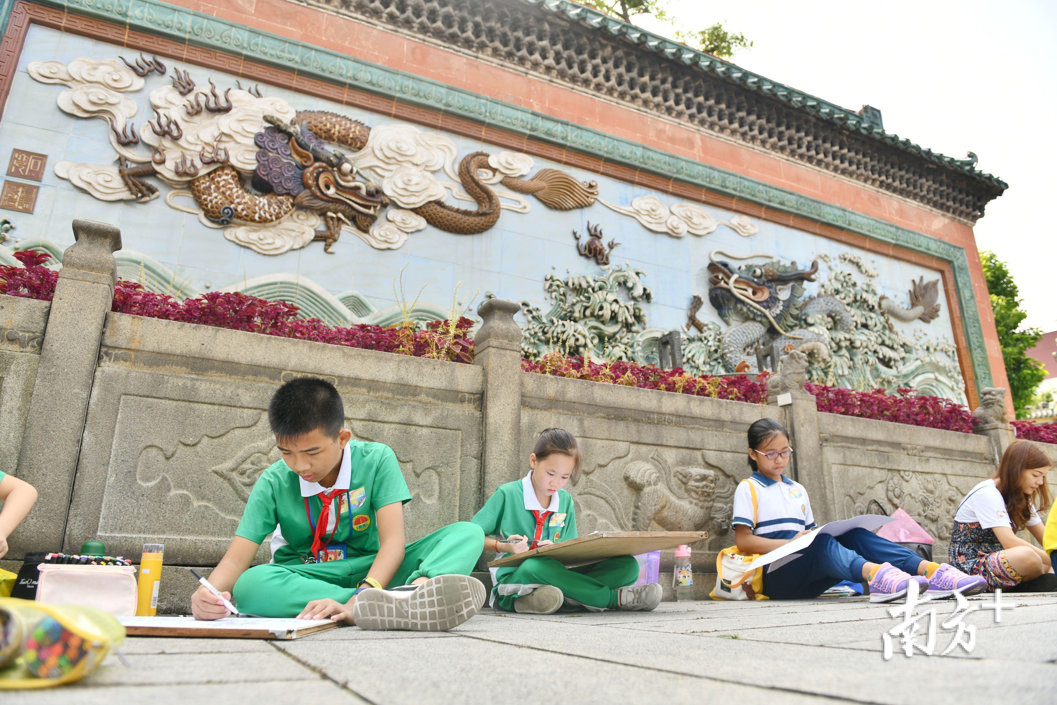 学生们可根据自己的喜好选择绘画类型,以"佛山祖庙,包括黄飞鸿纪念馆