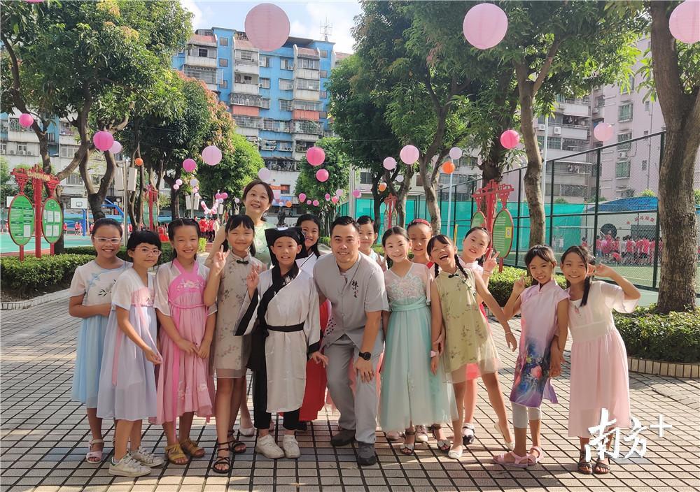 江华小学师生国风庆中秋。