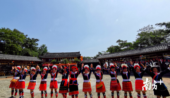 千年瑶寨是“中国少数民族特色村寨”,这里保留了瑶族人民千百年的文化精髓。 千年瑶寨是“中国少数民族特色村寨”,这里保留了瑶族人民千百年的文化精髓。