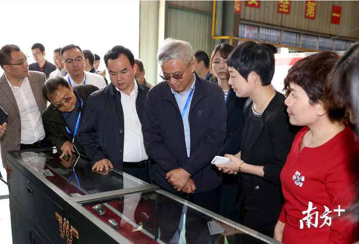 知名经济学家周其仁(前排右三)与佛山企业家走访位于长沙的楚天科技股份有限公司。受访企业供图 知名经济学家周其仁(前排右三)与佛山企业家走访位于长沙的楚天科技股份有限公司。受访企业供图