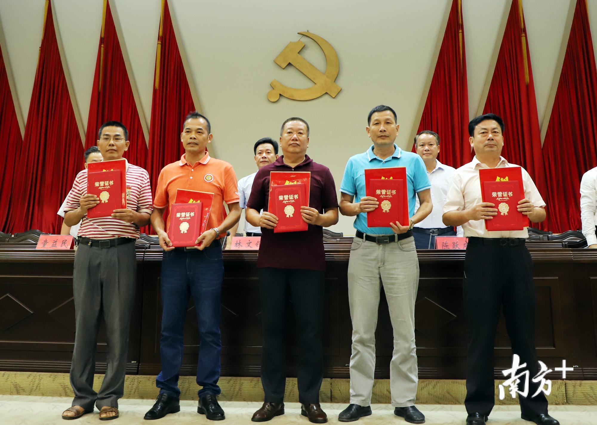 饶平县2019年教师节暨尊师重教表彰大会，获记功、嘉奖的个人接受表彰。
