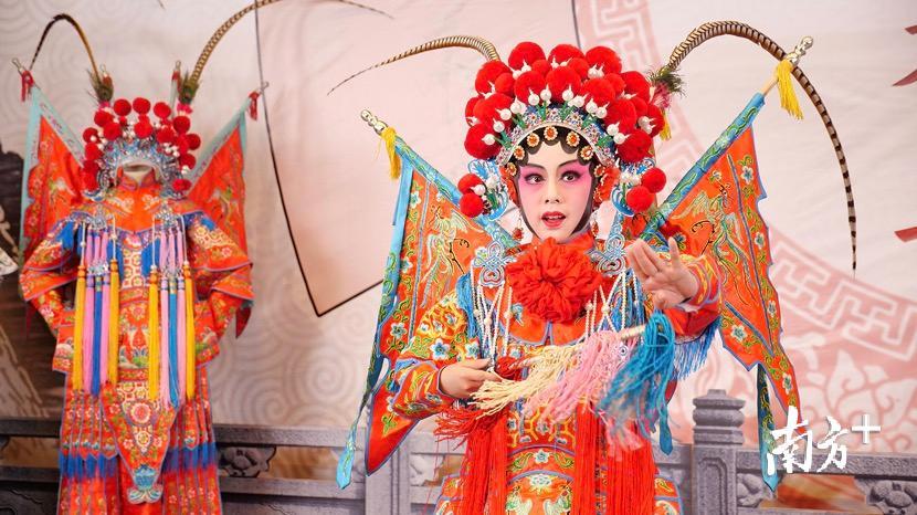 东莞少儿粤剧演员表演“穆桂英巡营” 东莞少儿粤剧演员表演“穆桂英巡营”