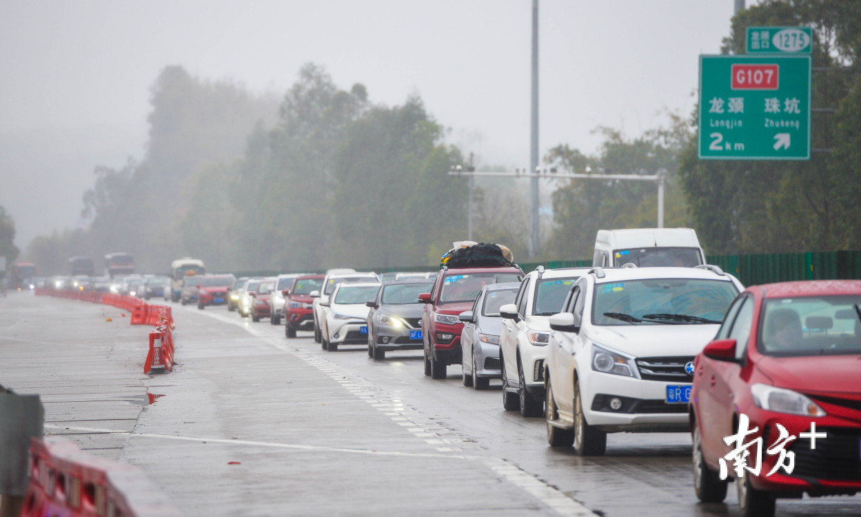 据交警部门预测，许广高速清远段仍将是清远市辖区中秋假期拥堵指数较高的高速路段。  资料图 曾亮超 摄