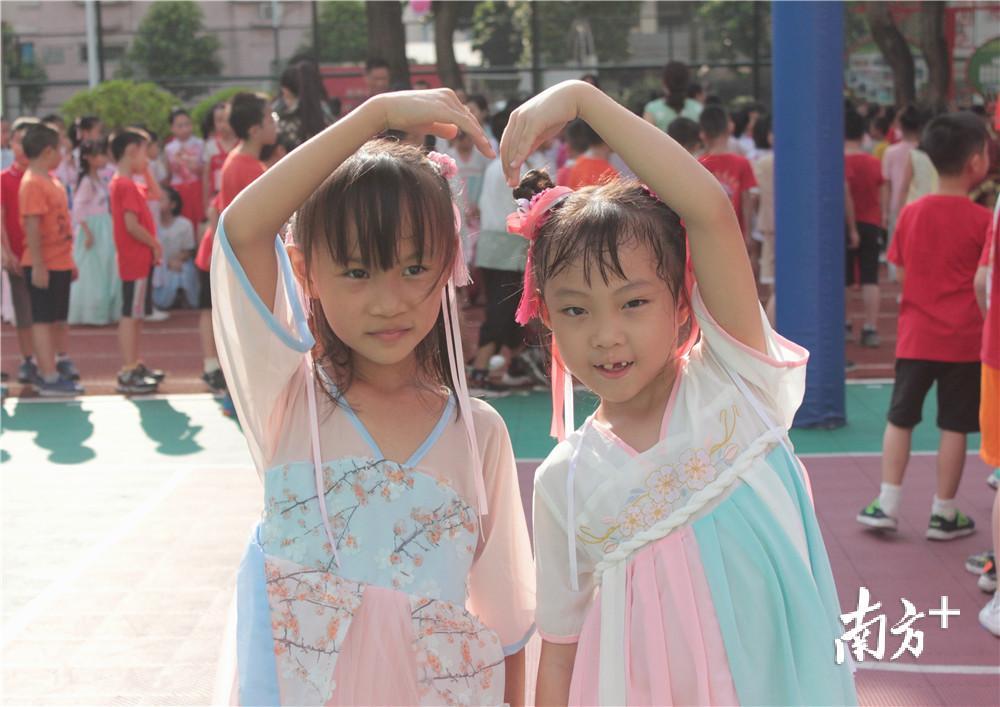 小朋友俏皮比心。