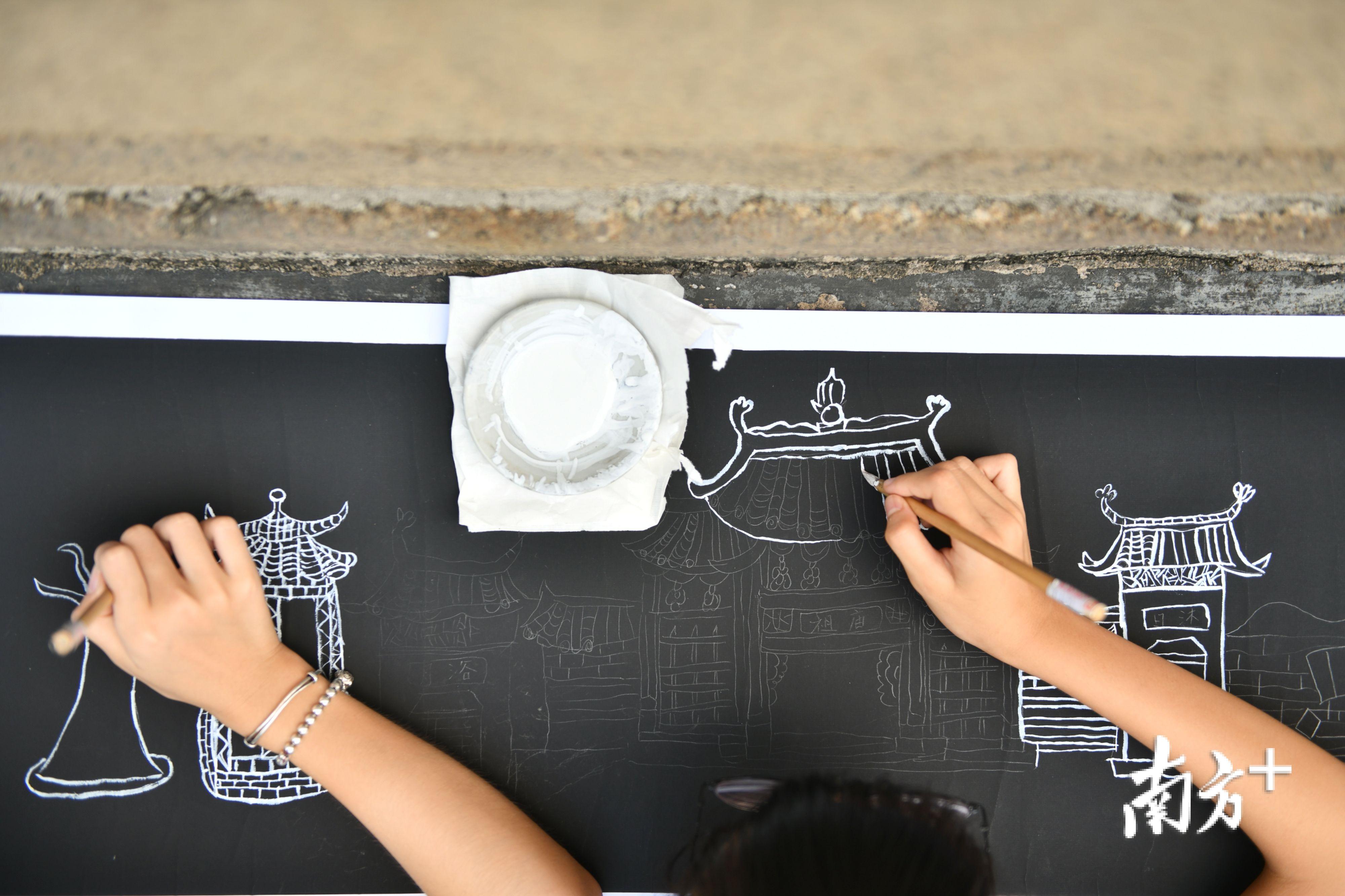 希选择"瓦脊上的点滴"作为自己绘画的内容,他说以前来祖庙只是看一看