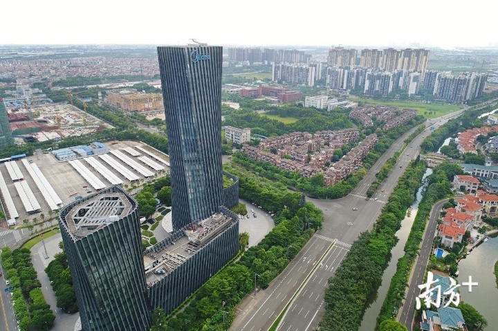 佛山是全国县域经济的领头羊,顺德、南海常居中国百强县(区)第一梯队。图为位于顺德北滘的美的总部。南方+记者 戴嘉信 摄 佛山是全国县域经济的领头羊,顺德、南海常居中国百强县(区)第一梯队。图为位于顺德北滘的美的总部。南方+记者 戴嘉信 摄