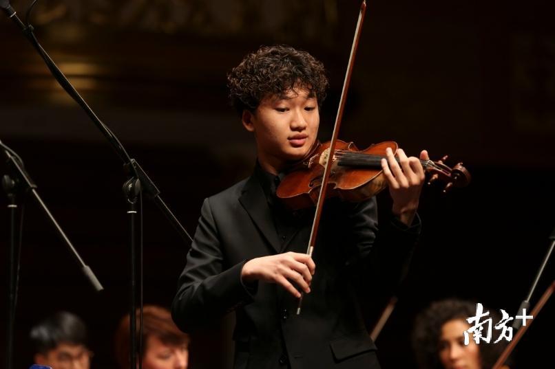 第三届珠海莫扎特国际青少年音乐周开幕式音乐会 关铭荣 摄