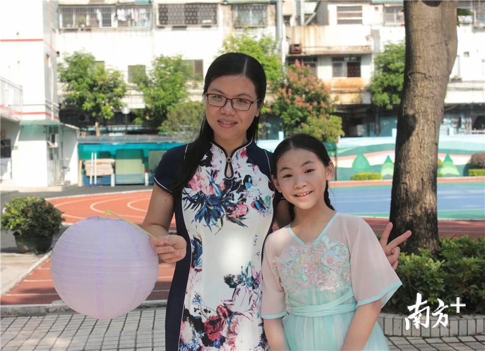 师生喜迎中秋。