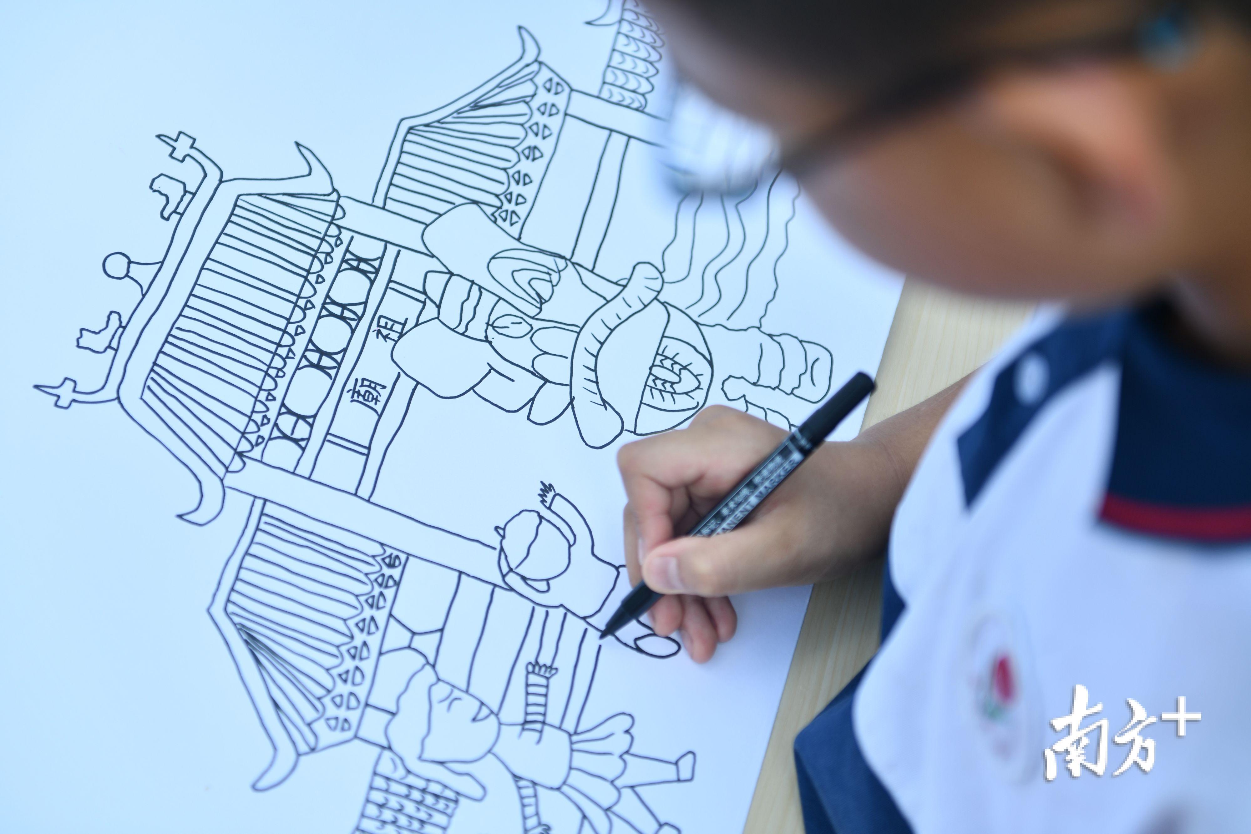 希选择"瓦脊上的点滴"作为自己绘画的内容,他说以前来祖庙只是看一看