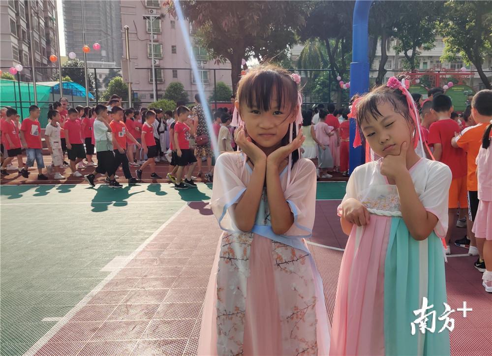 着传统服装搭配可爱发髻。