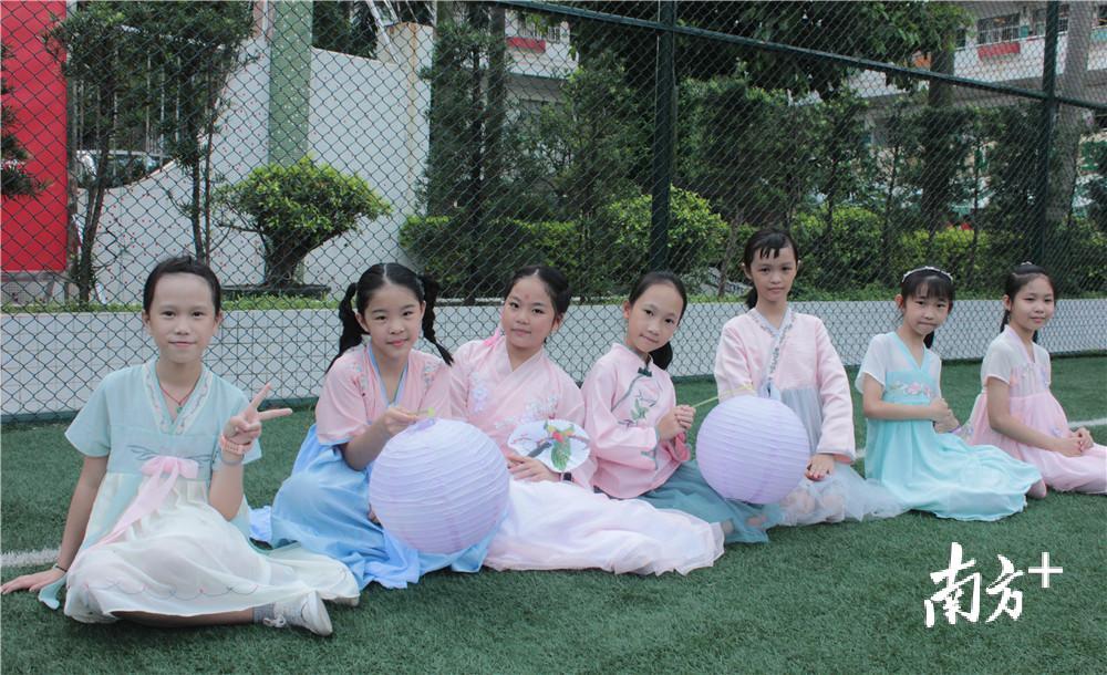 小朋友们纷纷合影留念。