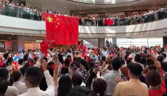 中國加油!上千名香港市民在中環商場