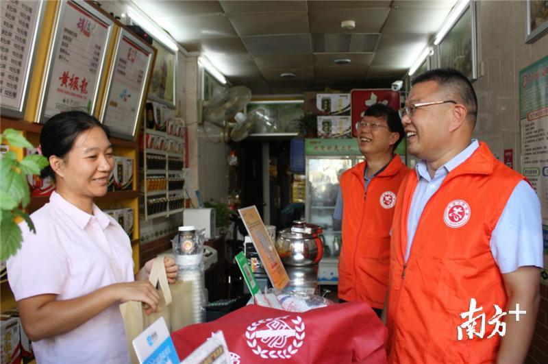 李健慈在台城上朗社区开展志愿服务。台山创文办供图