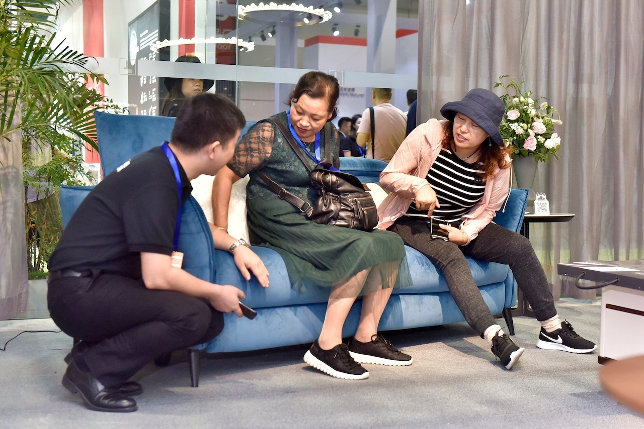 消费者在联邦家私门店内体验沙发。联邦家私供图