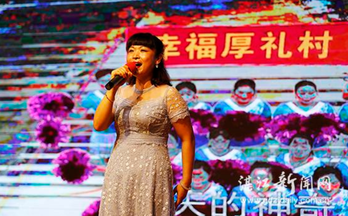 《幸福厚礼村》演唱现场图。