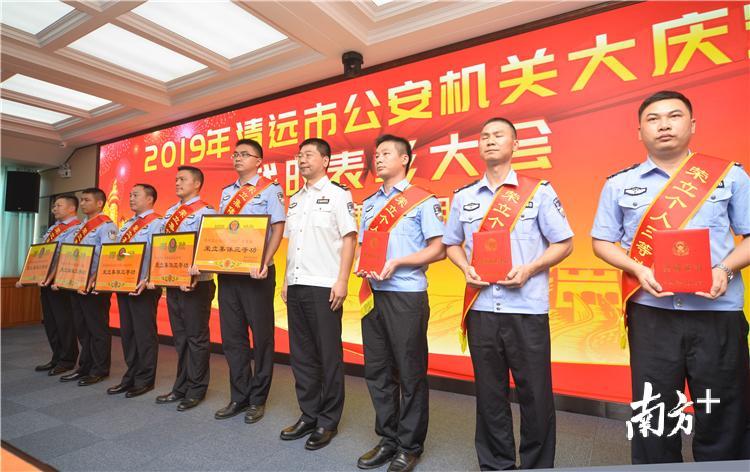 副市长、市公安局党委书记、局长毕洪波为立功的单位和个人代表颁发奖状和荣誉证书。记者 曾亮超 摄