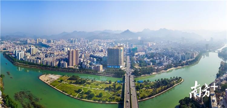 连州市位于清远西北部,地处五岭南麓,连江上游,全市人口54万,总面积