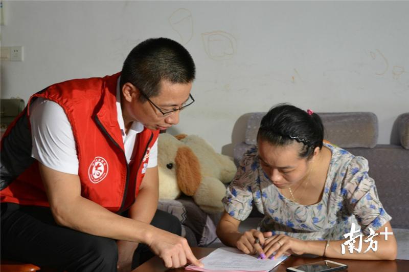 谢少谋参与创文入户宣传行动。台山市创文办供图