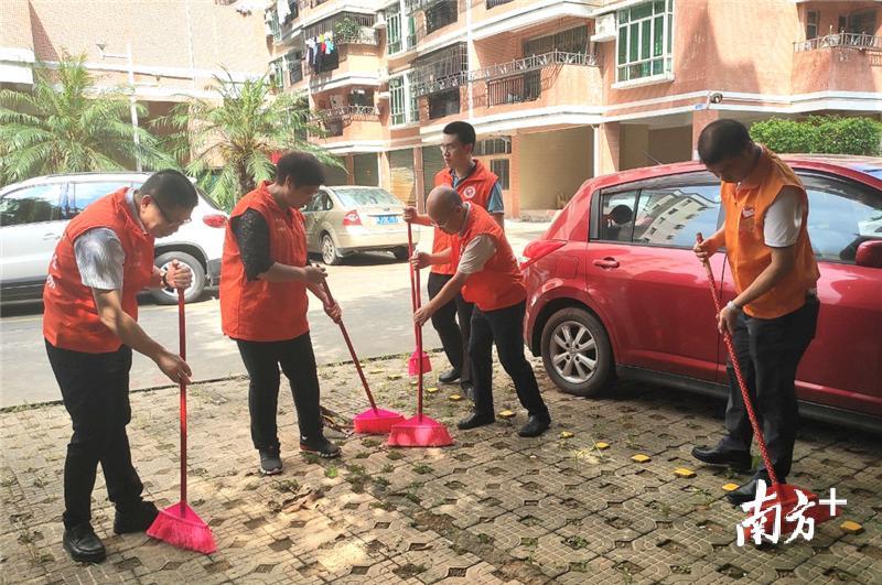 黄伟红来到台城合新社区清洁环境。台山创文办供图