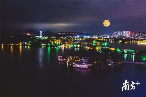 惠州西湖成市民赏月首选地(本图为多重曝光拍摄)。南方日报记者 王昌辉 摄 惠州西湖成市民赏月首选地(本图为多重曝光拍摄)。南方日报记者 王昌辉 摄