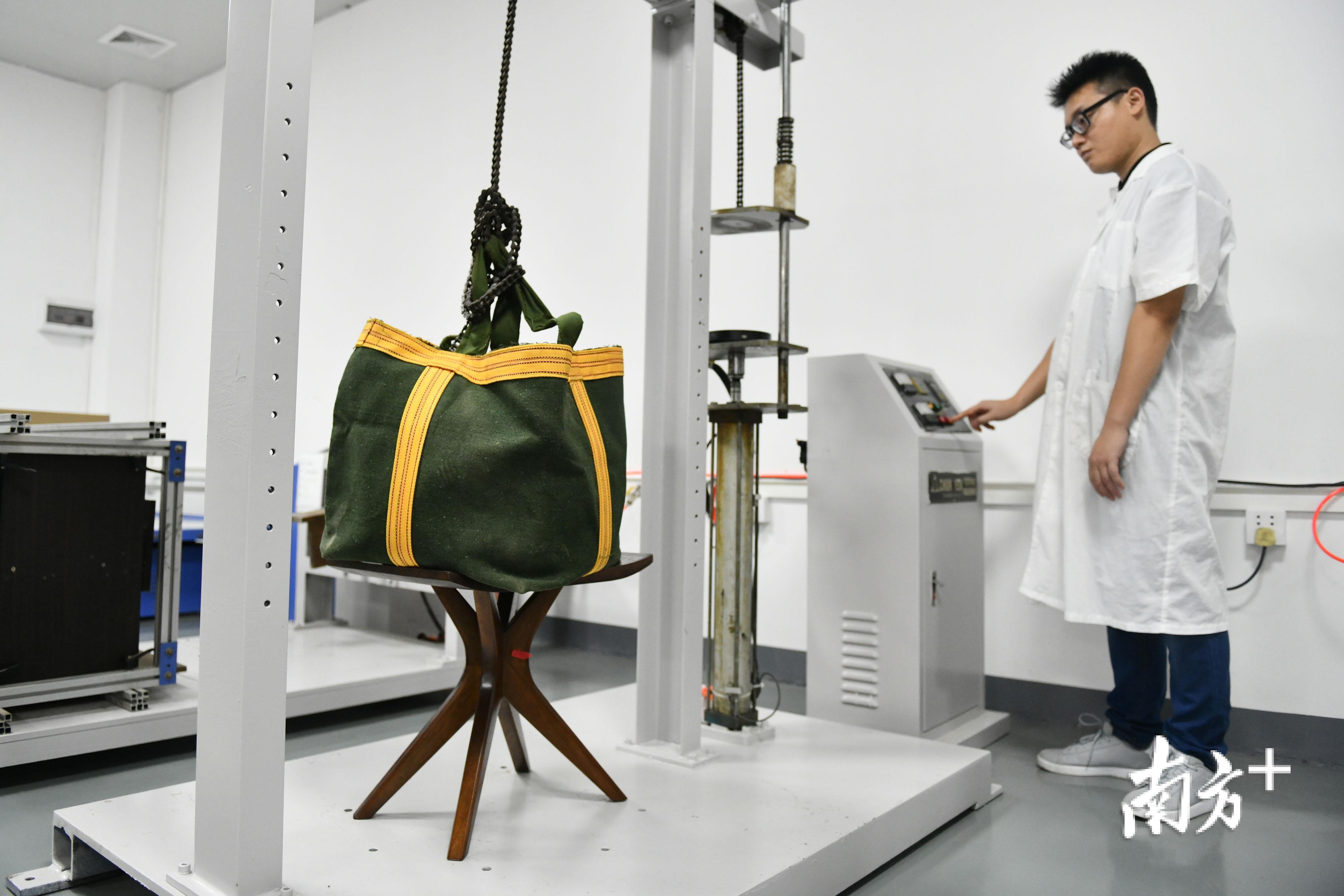 联邦家私检测中心。戴嘉信 摄