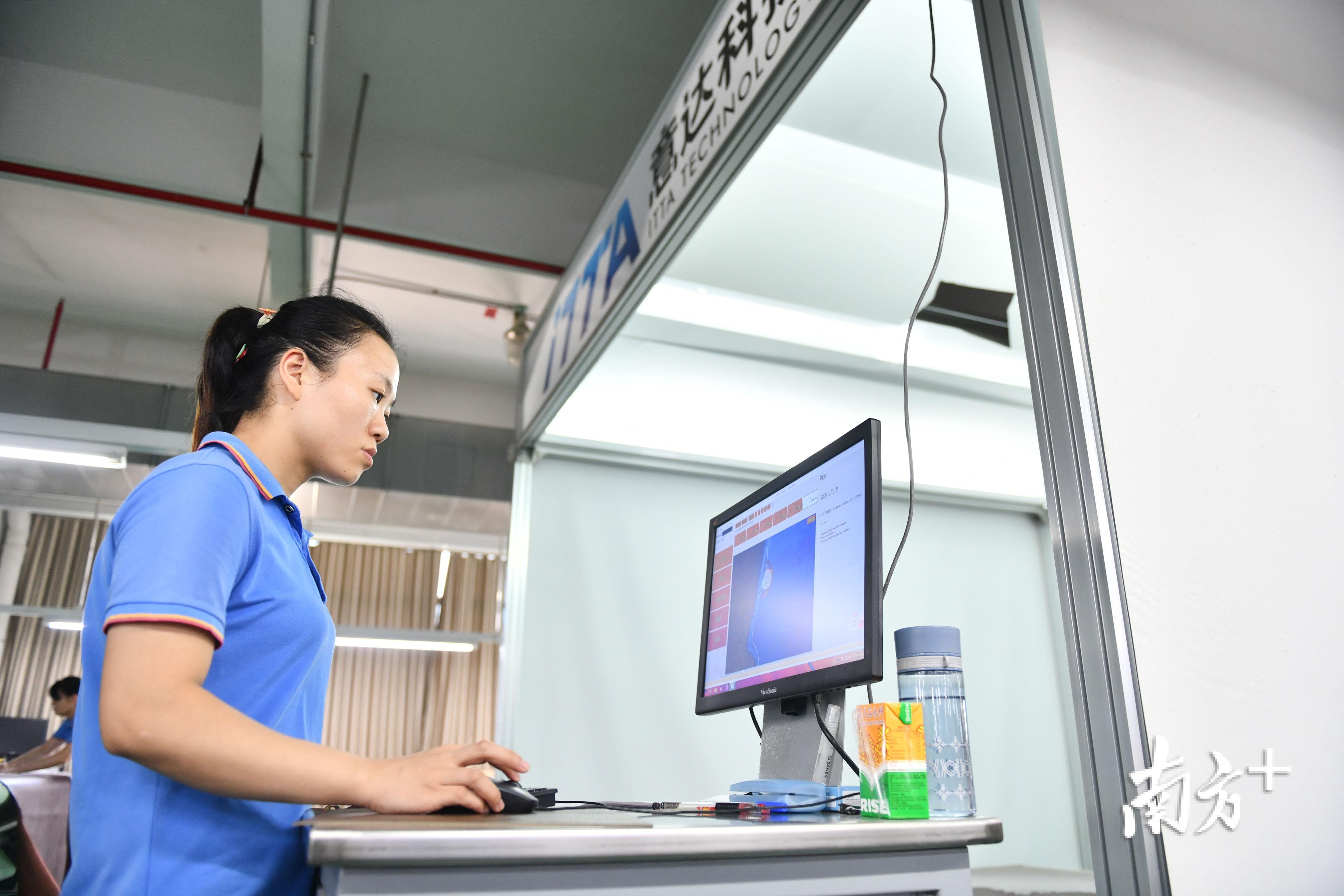 工人在联邦家私工厂内使用计算机进行生产管理。戴嘉信 摄