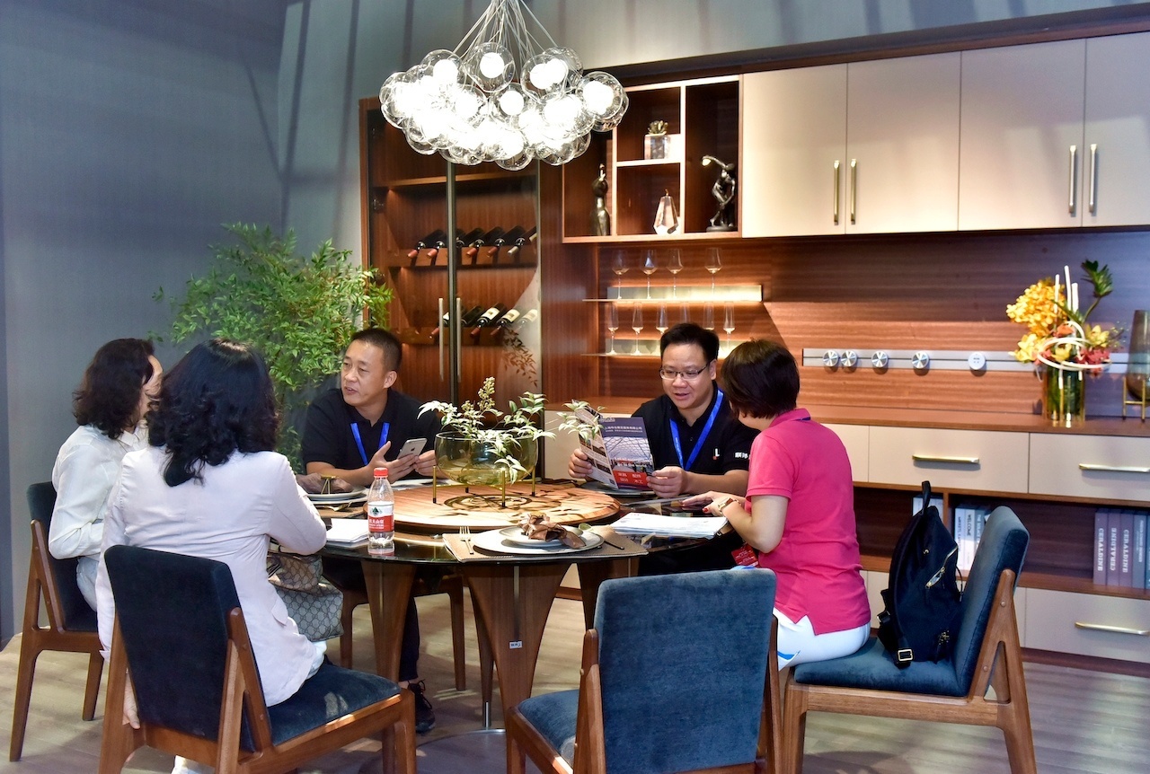 消费者与联邦家私设计师交流空间解决方案。联邦家私供图