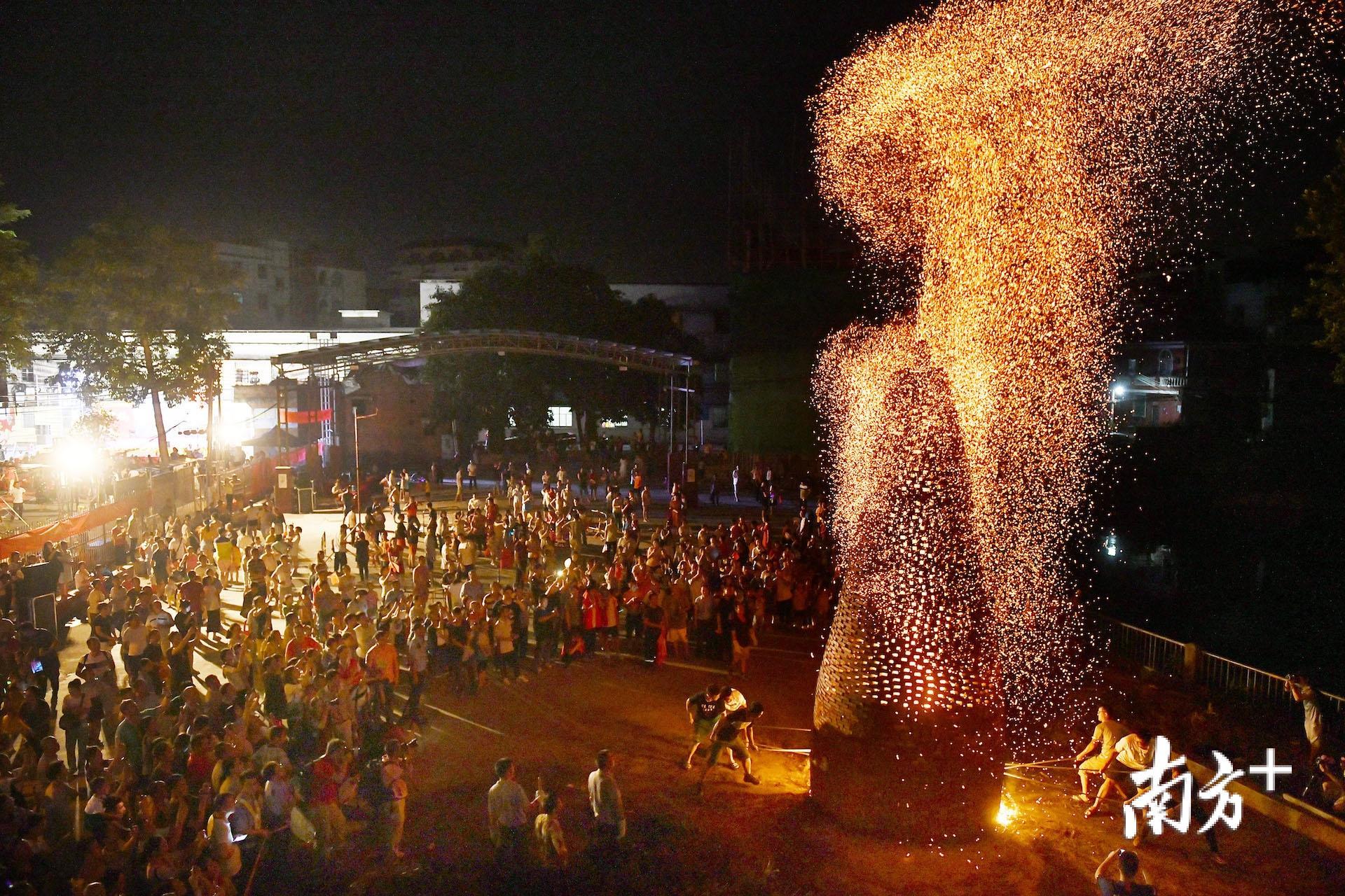 村民快速将当地特有的俗称“塱枝”的干草扔进番塔并点燃，红红的火星不断从塔内窜出。戴嘉信 摄