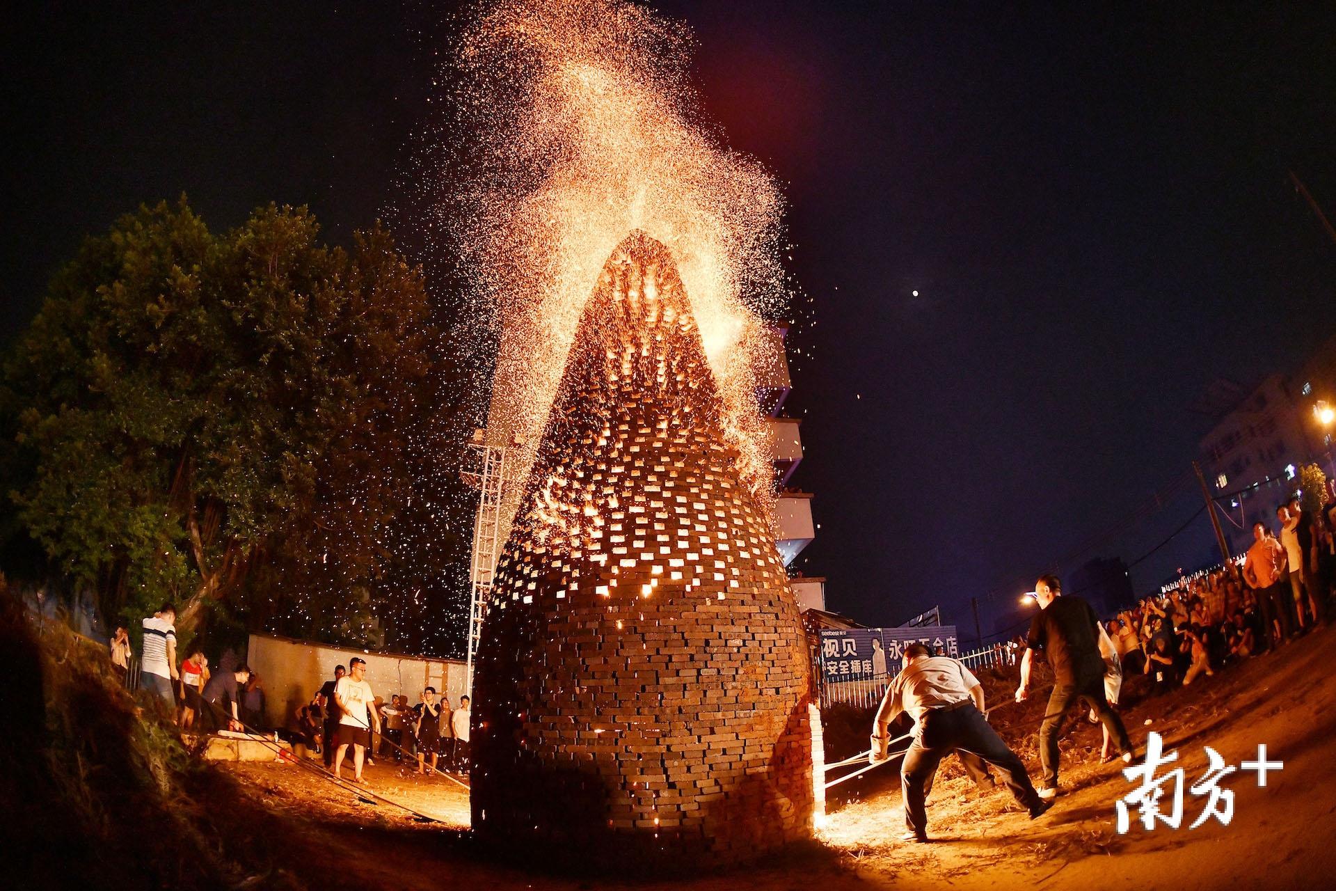 烧番塔作为狮山镇上柏社区的传统民俗活动，已有600多年的历史。戴嘉信 摄