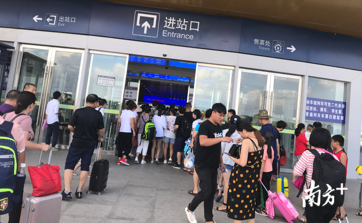 湛江西站中秋节发送旅客11555人次