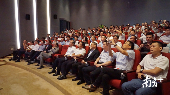 企业家们频频举起手机，把PPT上的内容拍下来。熊程 摄