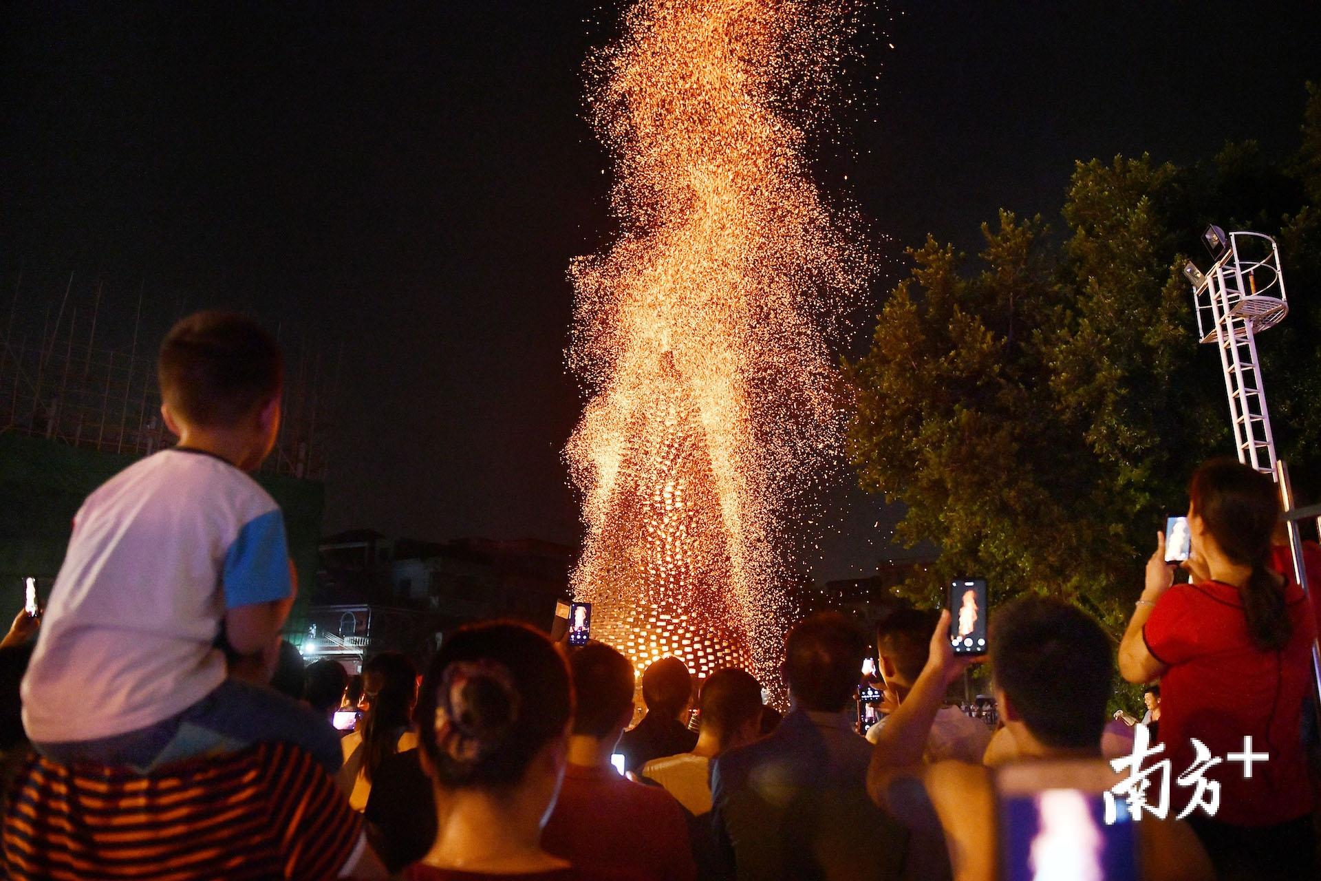 期间村民以及游客可以来到现场体验烧番塔，感受这一独特的民俗活动。戴嘉信 摄